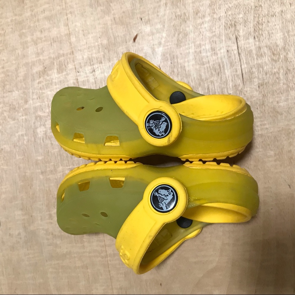 Crocs Changing Color Yellow Blue Baby Size 4 / 5
